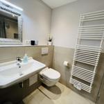 Badezimmer mit Waschbecken, Toilette und Dusche