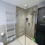 Bad mit Dusche, Heizkörper und Toilette