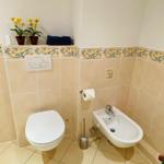 Bad mit Toilette, Bidet und dekorativen Fliesen