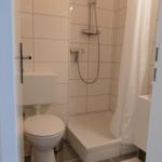 Badezimmer mit Dusche, Toilette und Waschbecken