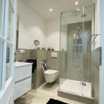 Badezimmer mit Dusche, Toilette und Waschbecken