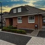 Einfamilienhaus mit Garage und gepflastertem Hof