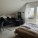 Schlafzimmer mit Schlafcouch, Couch und Balkon. Blick auf das Meer.