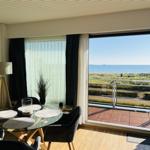 Esszimmer mit Blick aufs Meer und Balkon