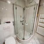 Bad mit Dusche, Toilette und Heizkörper