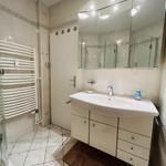 Badezimmer mit Waschbecken, Spiegel und Dusche