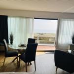 Essbereich mit Blick auf den Strand und Meer