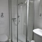 Badezimmer mit Dusche, Toilette und Waschbecken