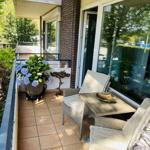 Terrasse mit Sitzgruppe, Pflanze und Glasfront