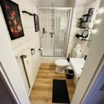 Badezimmer mit Dusche, Toilette und Waschbecken