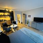 Schlafzimmer mit Wohnbereich, Küchenzeile und TV-Möbel