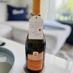 Prosecco-Flasche mit persönlichem Gruß für den Aufenthalt in Sandy Beach.