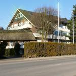 Hausansicht / Einfahrt zum Parkplatz
