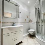 Badezimmer mit Dusche, Waschbecken und Toilette