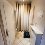 Eingangsbereich mit Tür, Gardine und Schrank.