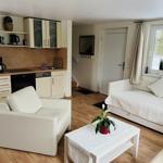 Wohnung mit Küche, Schlafsofa und Fenster mit Blick auf Schnee.