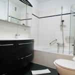 Badezimmer mit Dusche, Badewanne und Waschbecken