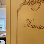 Tür mit Aufschrift Kranich und dekorativer Verzierung