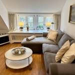 Wohnzimmer mit Sofa, Couchtisch und Fenster