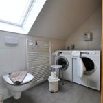 Bad oben mit Waschmaschine und Trockner