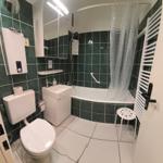 Badezimmer mit Badewanne, Dusche, Toilette und Waschbecken.