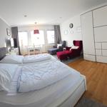 Doppelbett, Schlafzimmer mit Sitzgelegenheiten und Schrank