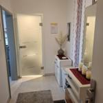 Flur, links geht es ins  Wohnzimmer, geradeaus ins Badezimmer