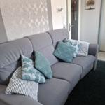 Dreisitzer Couch, linke und rechte Sitzfläche kann elektrisch nach vorn als Liegefläche verändert werden