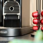 Espresso-Maschine mit Kapseln auf Küchenarbeitsplatte