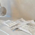 Duschkopf und Seifenverpackungen auf Waschtisch