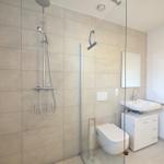 Bad mit Dusche, Toilette und Waschbecken