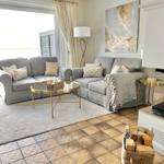 Wohnzimmer mit Sofa-Ecke am Kamin