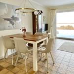 Essgruppe mit Blick in den Garten und auf den Deich