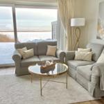 Wohnzimmer mit Blick auf die Wattwiesen (im Schnee Feb. 2026)