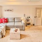 Großzügiges Wohnzimmer mit Schlafsofa