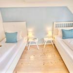 Nordisches Schlafzimmer mit zwei Einzelbetten