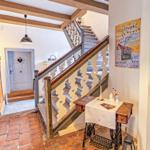 Historische Hausflurtreppe - der Aufgang zu den Ferienwohnungen