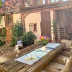 Grosser Esstisch für gemütliche Stunden im Gemeinschaftshof