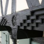 Kunstvoller historischer Treppenfries von 1477