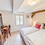 Mediterranes Schlafzimmer mit Schrank und Schreibtisch