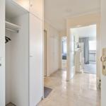 Flur mit Kleiderschrank und Blick in Schlafzimmer