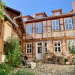 Einladender Außenbereich mit der Ferienwohnung Morgenglanz und den Gemeinschaftsräumen