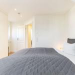 Schlafzimmer mit Bett, TV und Tür