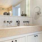 Doppelwaschbecken mit Spiegeln und Duschbereich im Badezimmer