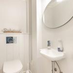 Bad mit Waschbecken, Spiegel und Toilette. Dekoration mit Ankermotiv.