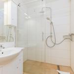 Badezimmer mit Dusche und Waschbecken