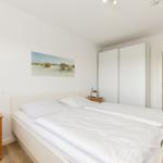 Schlafzimmer mit Doppelbett, Schrank und Nachttisch