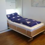 Einzelnes ausgeklapptes Bett