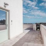 Terrasse mit Blick auf die Landschaft und das Meer
