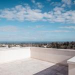 Terrasse mit Blick auf Meer und Landschaft